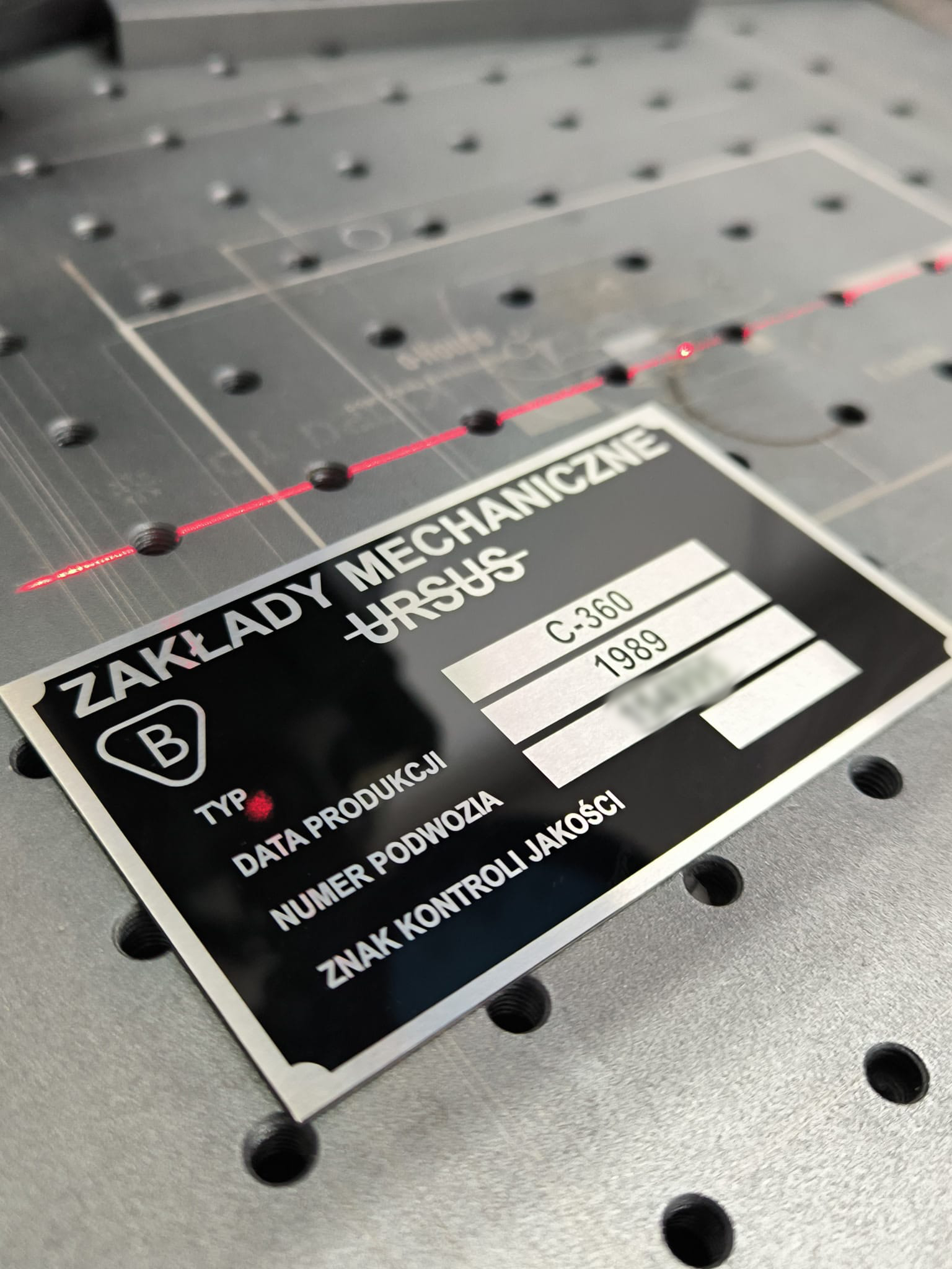 Tabliczka znamionowa URSUS C-360 – aluminium anodowane, grawerowanie laserowe standard, wersja uproszczona z numerem podwozia i datą produkcji